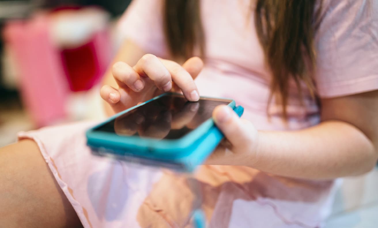 ¿Regular el uso de celulares en las escuelas mejora la educación?