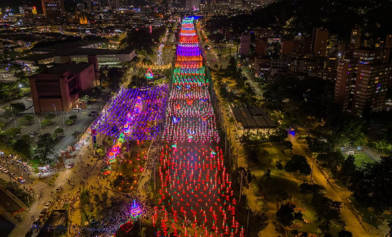 Colombia ilumina la Navidad 2025 con energía solar y tecnología sostenible para reducir el impacto ambiental