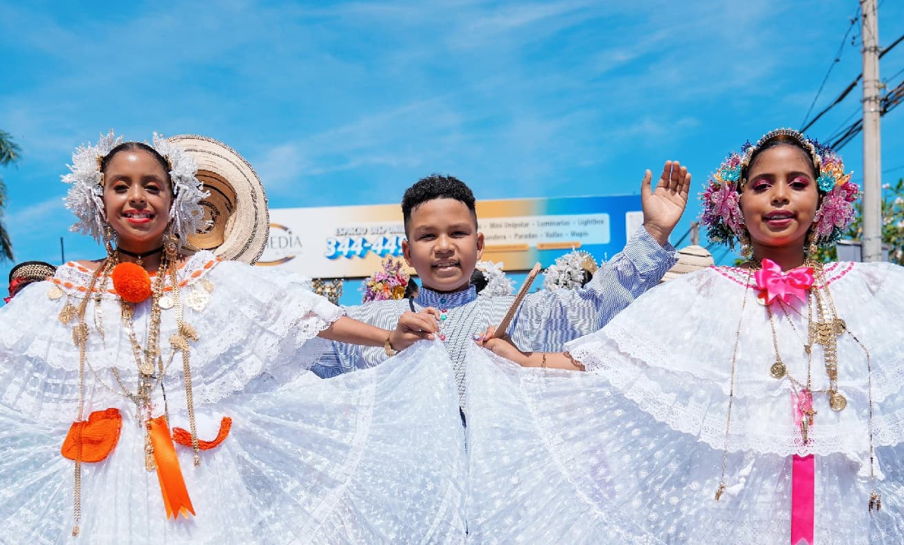Desfile de las Mil Polleras exalta identidad, tradición y orgullo nacional