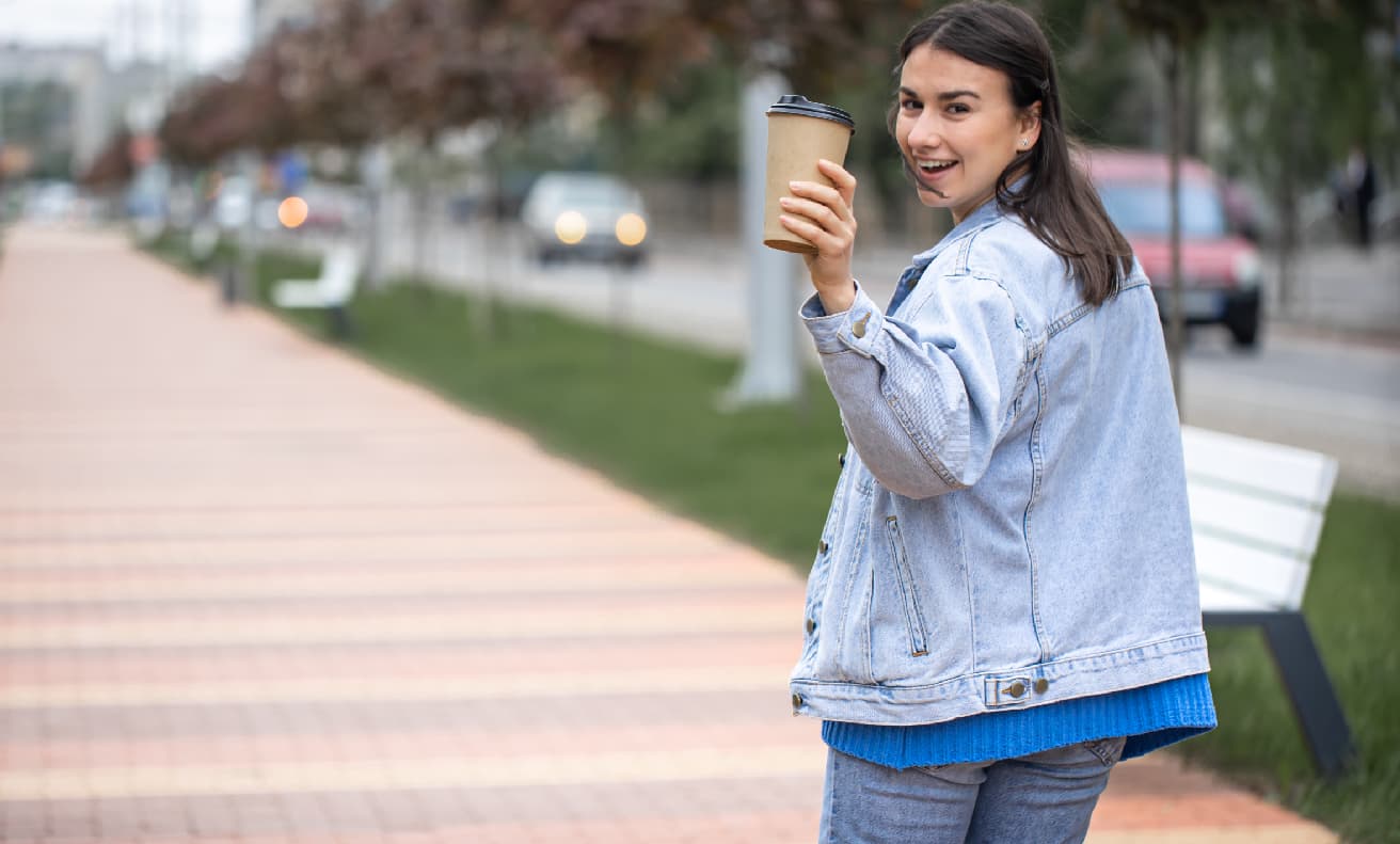 Caminar después de las comidas: un hábito sencillo con grandes beneficios